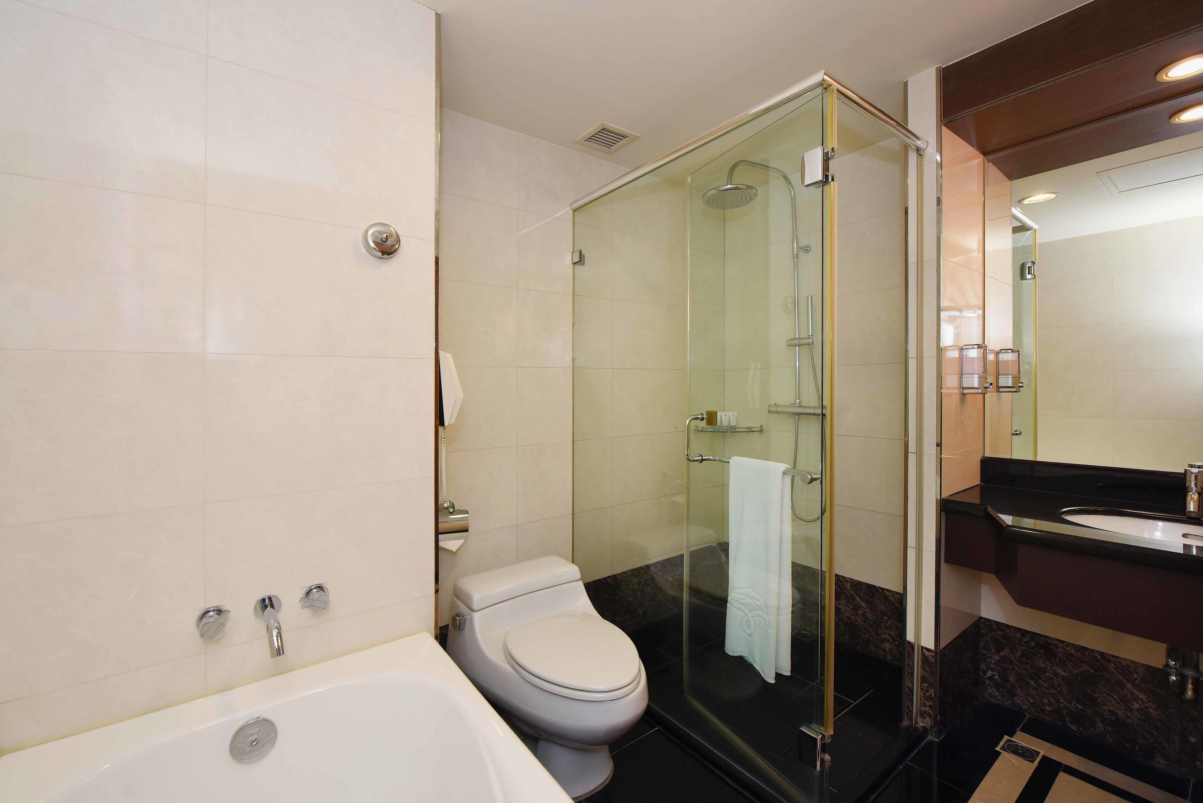 deluxe double room | bathroom | shower, free toiletries, hair dryer, slippers