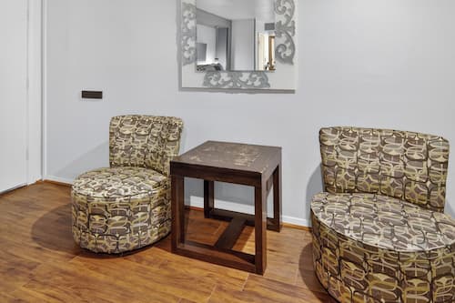 Habitació estàndard, 2 llits dobles | Escriptori, planxa i posts de planxar, wifi gratuïta i roba de llit