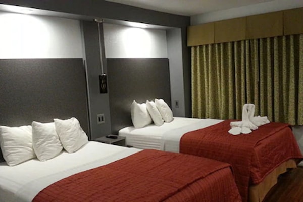 Quarto standard, 2 camas de casal | Escrivaninha, ferros/tábuas de passar roupa, Wi-Fi de cortesia