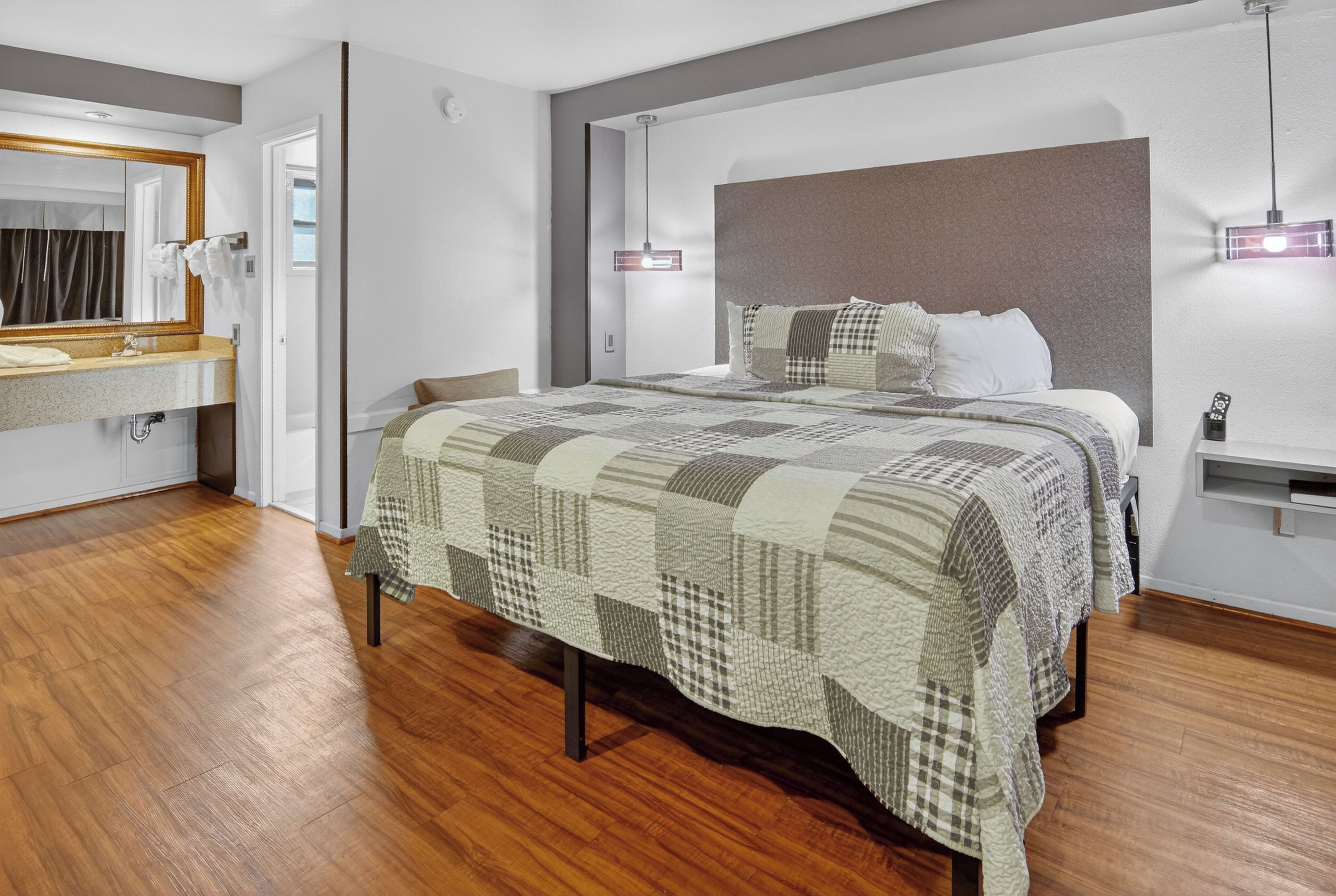 Standardrum - 1 kingsize-säng | Skrivbord, strykjärn/strykbräda, gratis wi-fi och sängkläder