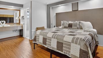 Standard Room, 1 King Bed | Desk, iron/ironing board, free WiFi, bed sheets