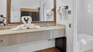 Ensemble douche/baignoire, sĂšche-cheveux, serviettes fournies