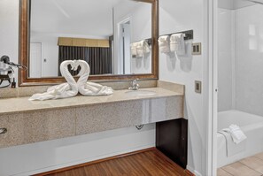 Combined shower/tub, hair dryer, towels - 12 Oaks Hotel (Tyler)