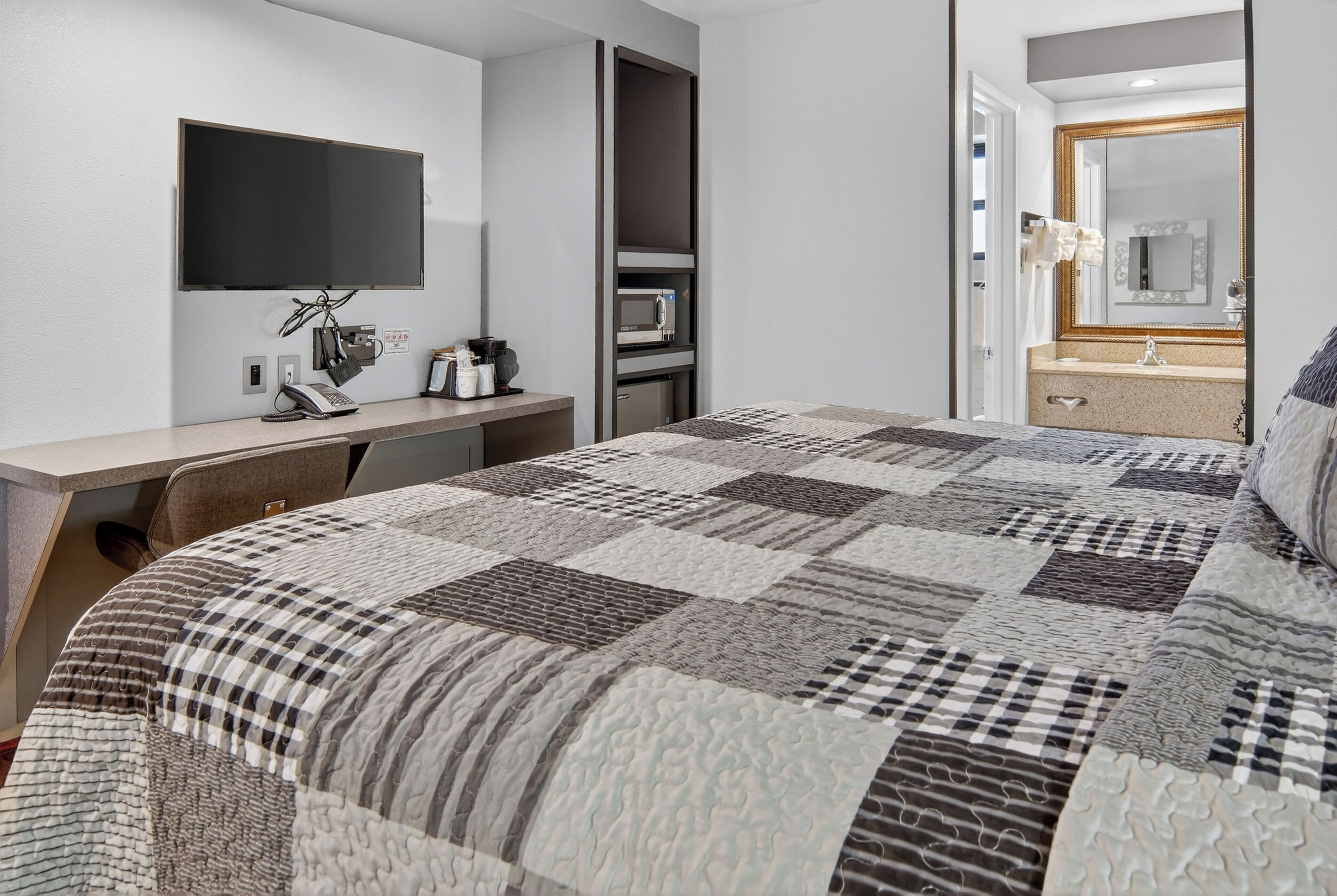 Standard Room, 1 King Bed | Desk, iron/ironing board, free WiFi, bed sheets