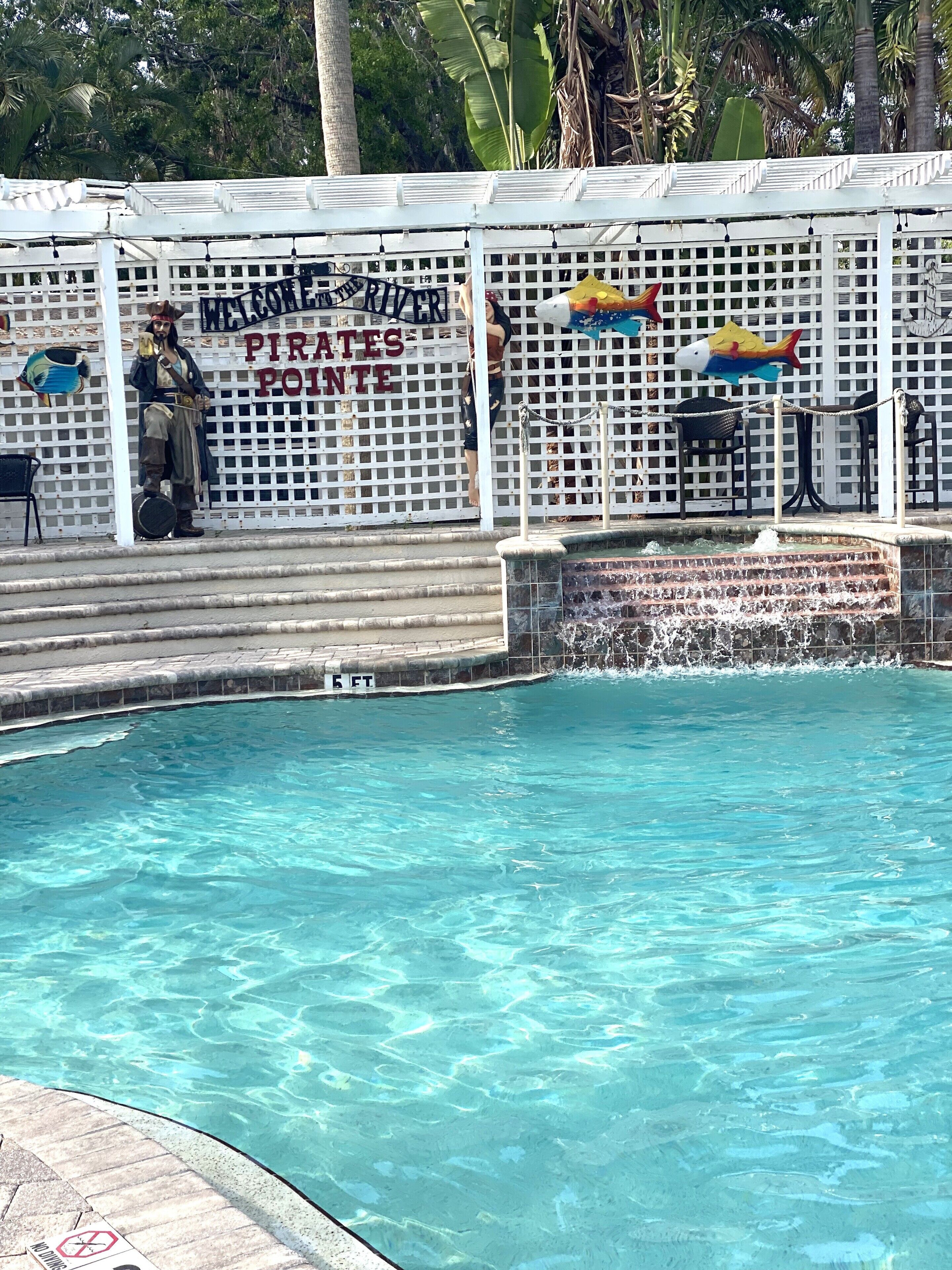 Piscine extérieure, piscine chauffée, parasols de plage, chaises longues