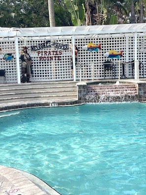 Outdoor pool, a heated pool, pool umbrellas, sun loungers - Pirate's Pointe Resort (Ruskin)