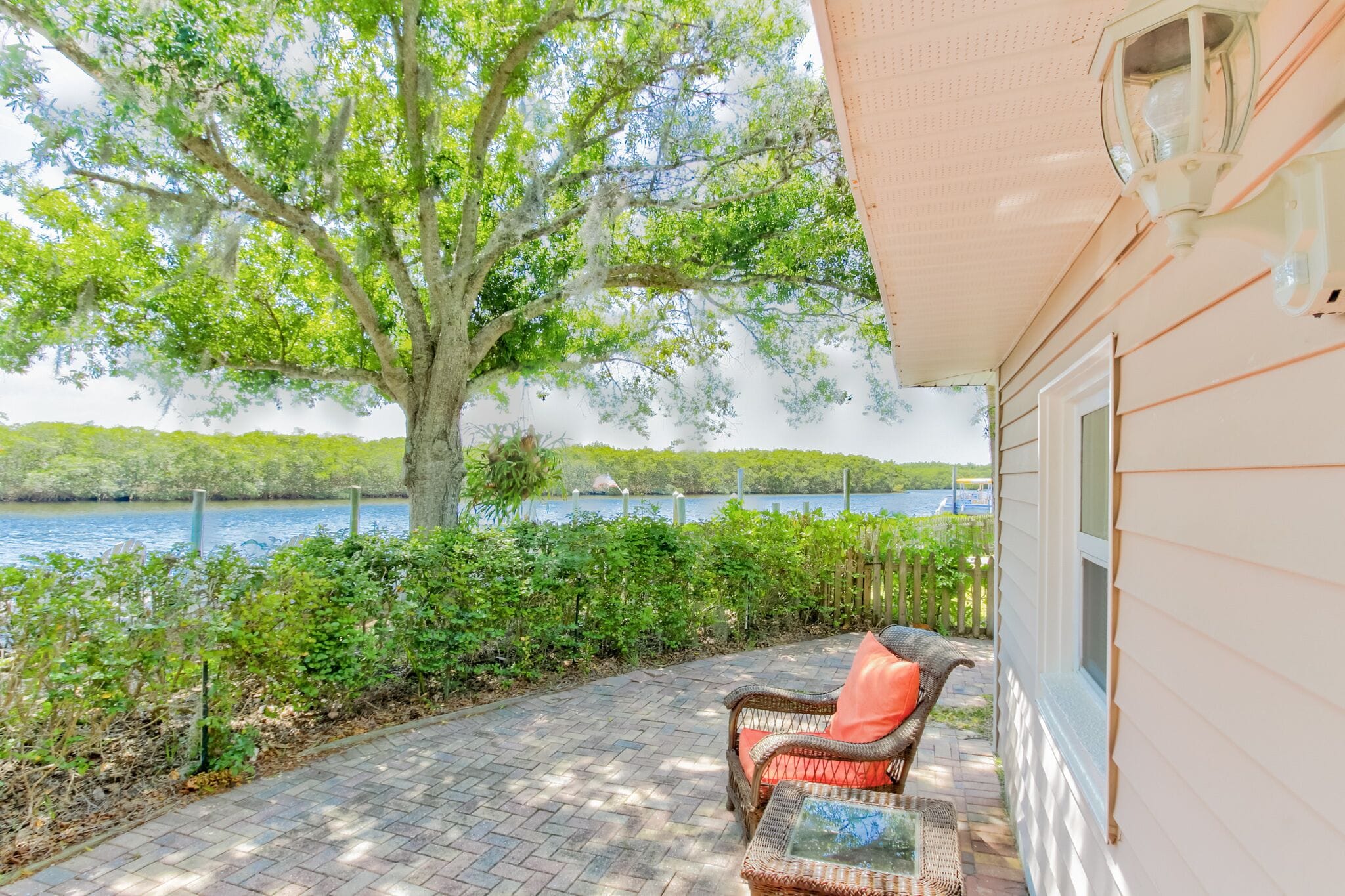 One Bedroom Waterfront Cottage #1821 | 露台