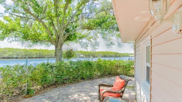One Bedroom Waterfront Cottage #1821 | Terraza o patio