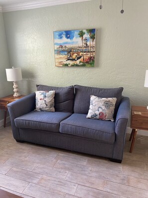 One Bedroom Cottage #1807 - No Pets Allowed | リビング エリア | 32 インチのスマートテレビ (デジタル放送視聴可)、テレビ