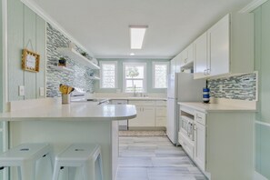 One Bedroom Waterfront Cottage #1821 | Eget kök | Kylskåp, mikrovågsugn, ugn och spishäll