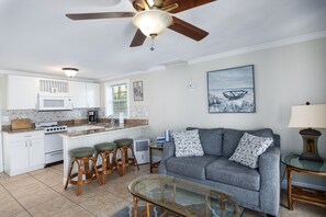 Queen Studio Waterfront Cottage #1819 | リビング エリア | 32 インチのスマートテレ  ビ (デジタル放送視聴可)、テレビ