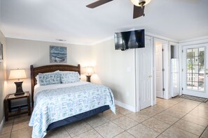 Queen Studio Waterfront Cottage #1819 - No Pets Allowed