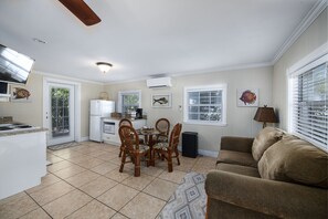King Studio Cottage #1817 - No pets Allowed | Private kitchen