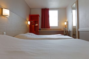 Superior Room, Multiple Beds | 1 bedroom, desk, laptop workspace, blackout curtains - Hotel Première Classe Lyon Sud - Pierre Bénite (Irigny)