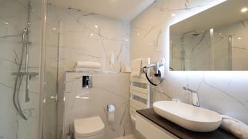 Đồ dùng nhà tắm miễn phí, máy sấy tóc, khăn tắm, giấy vệ sinh