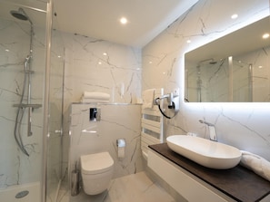 Amenidades de baño gratuitas, secadora de cabello, toallas