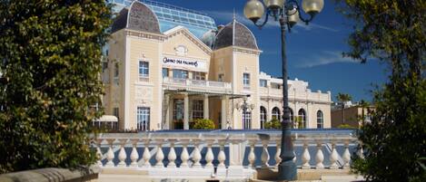 Un grand bâtiment historique doté d’une entrée imposante, d’une zone abritée et d’un balcon.