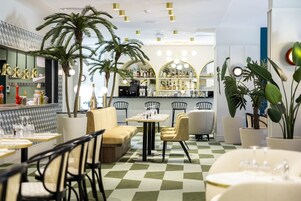 Se sirven almuerzos, cenas y cocina mediterránea 