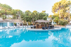 Outdoor pool, pool loungers - Hotel Kilina (Porto-Vecchio)