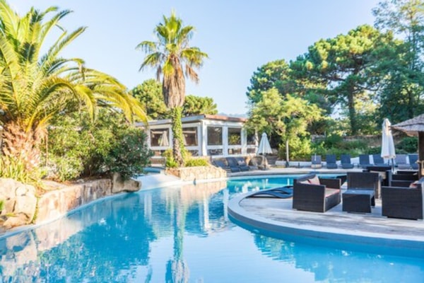 Una piscina al aire libre, tumbonas