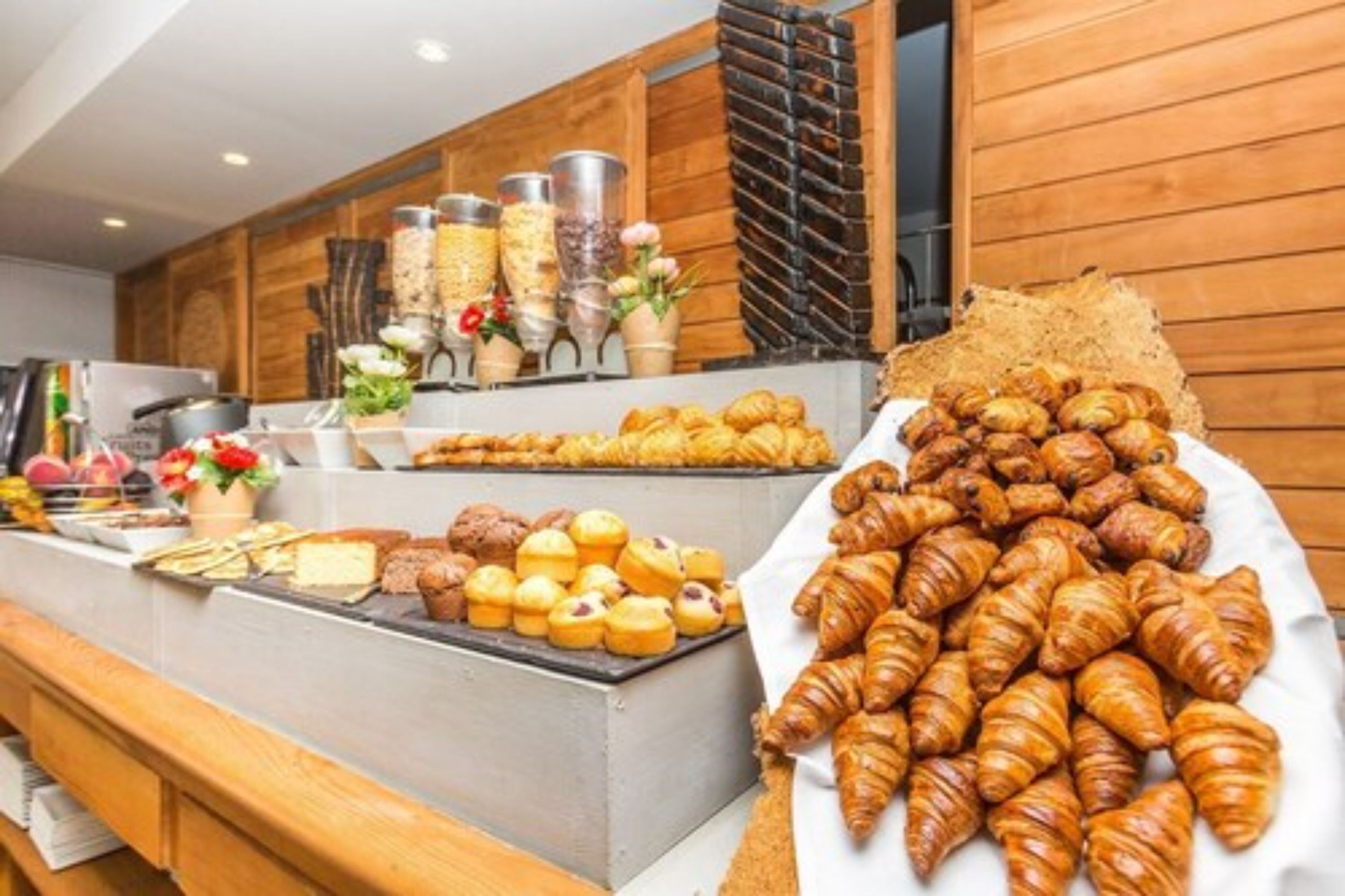 Petit déjeuner buffet (15.00 EUR par personne)