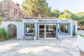Un área de recepción con una pared de piedra y un letrero que dice 'RECEPTION'.