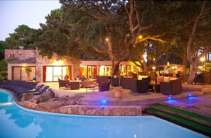 Outdoor pool, pool loungers - Hotel Kilina (Porto-Vecchio)