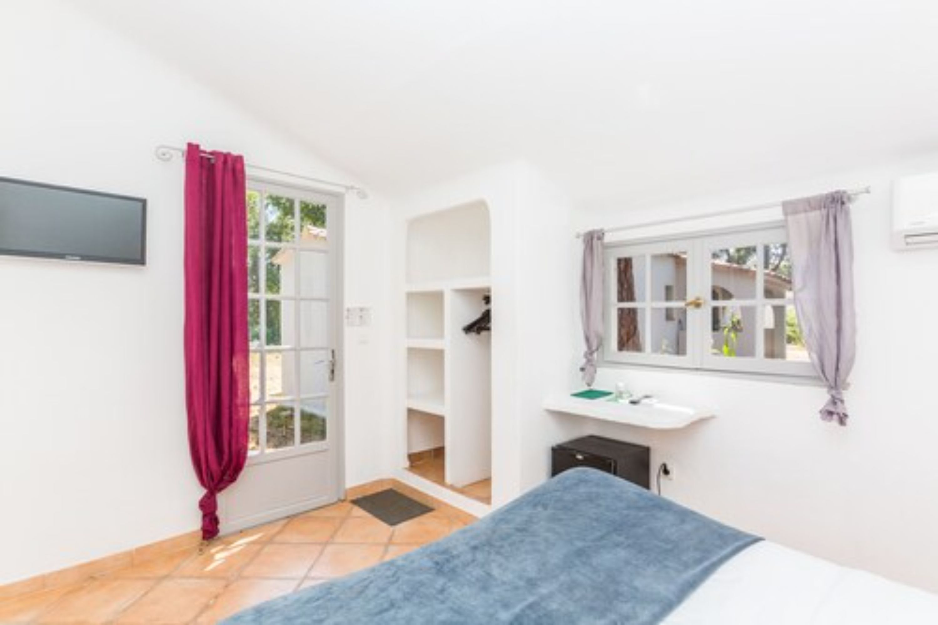 Standaard tweepersoonskamer | Luxe beddengoed, een minibar, een bureau, geluiddichte muren