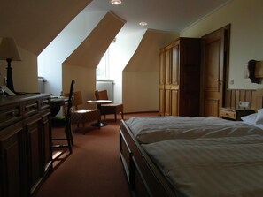 In-room safe, desk, free WiFi, bed sheets - Hotel Ritschlay (Bollendorf)