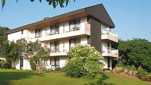 A multi-story building with balconies, surrounded by greenery. - Hotel Ritschlay (Bollendorf)