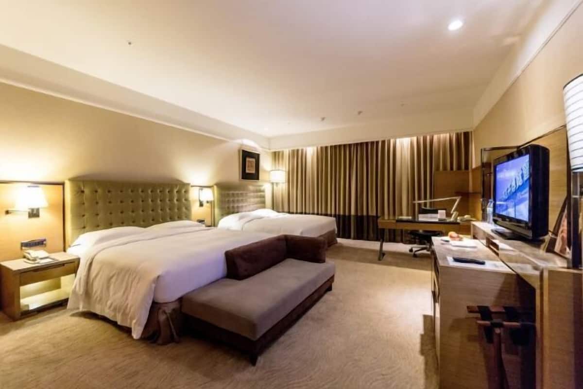Premium bedding, in-room safe, desk, blackout curtains