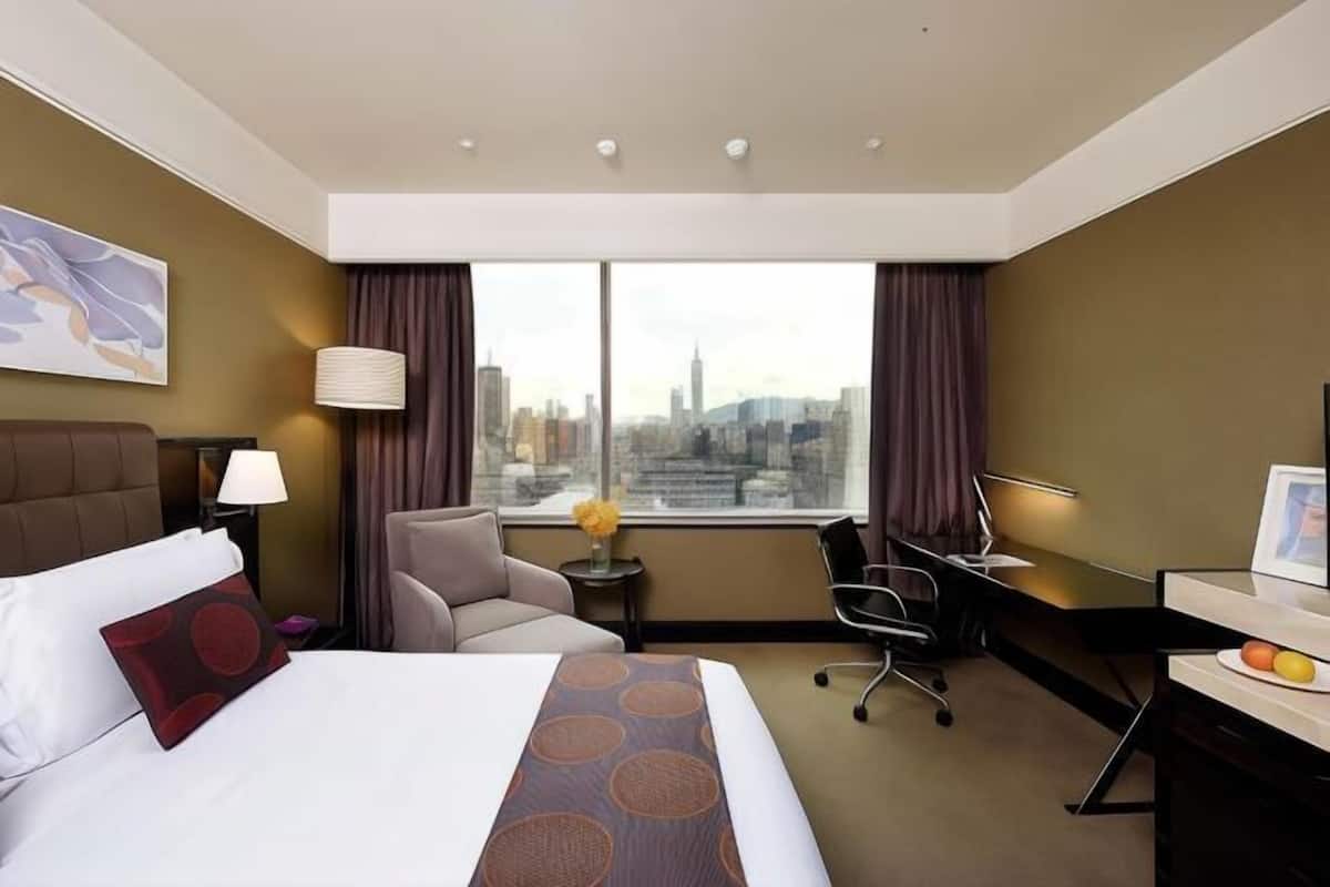 Premium bedding, in-room safe, desk, blackout curtains
