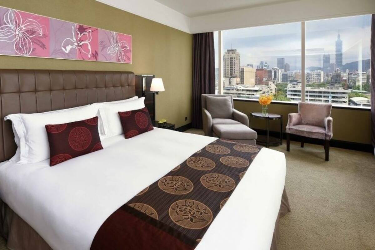 Premium bedding, in-room safe, desk, blackout drapes