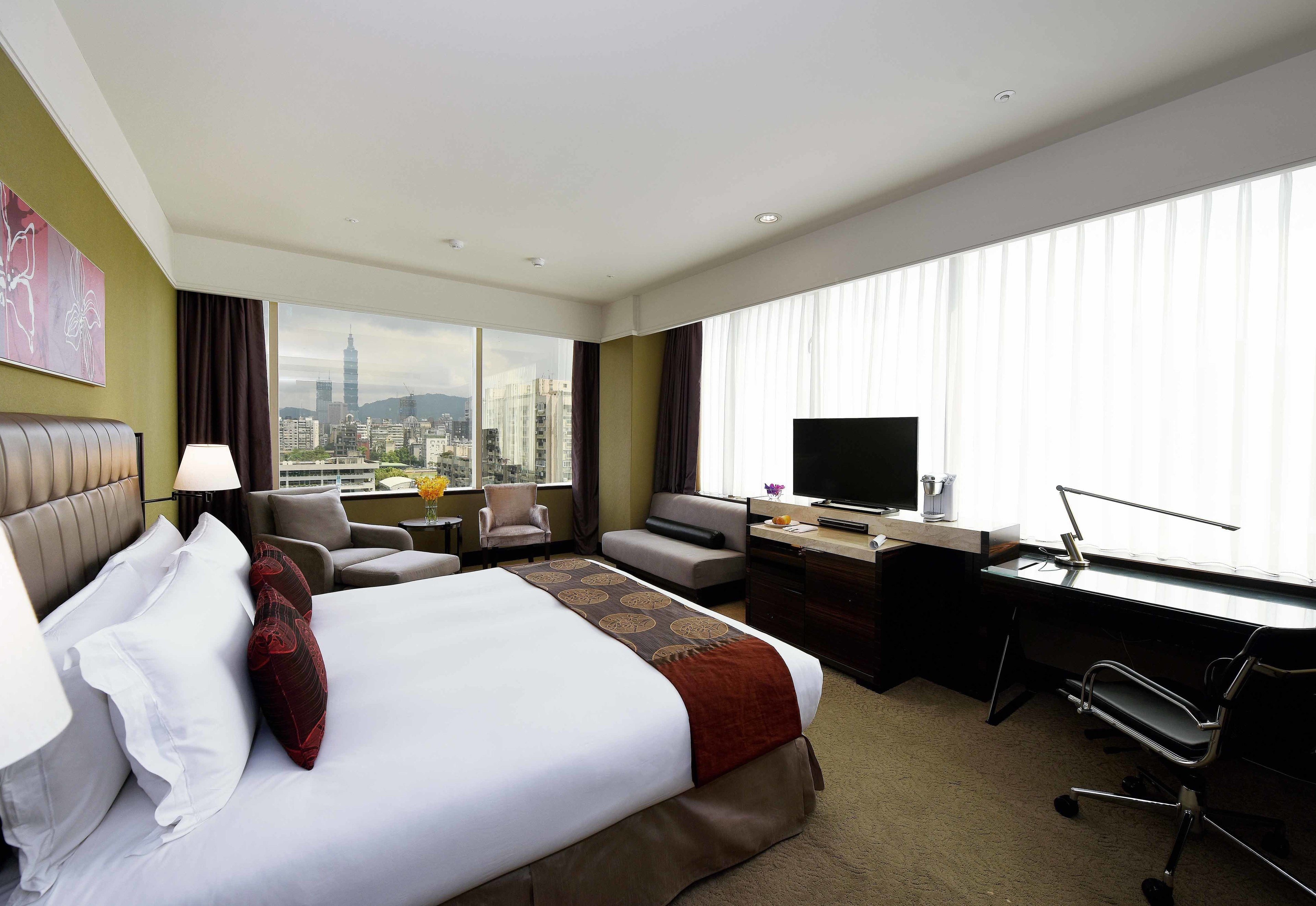 1 bedroom, premium bedding, in-room safe, desk