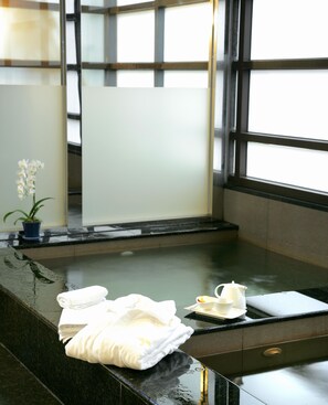 Indoor spa tub