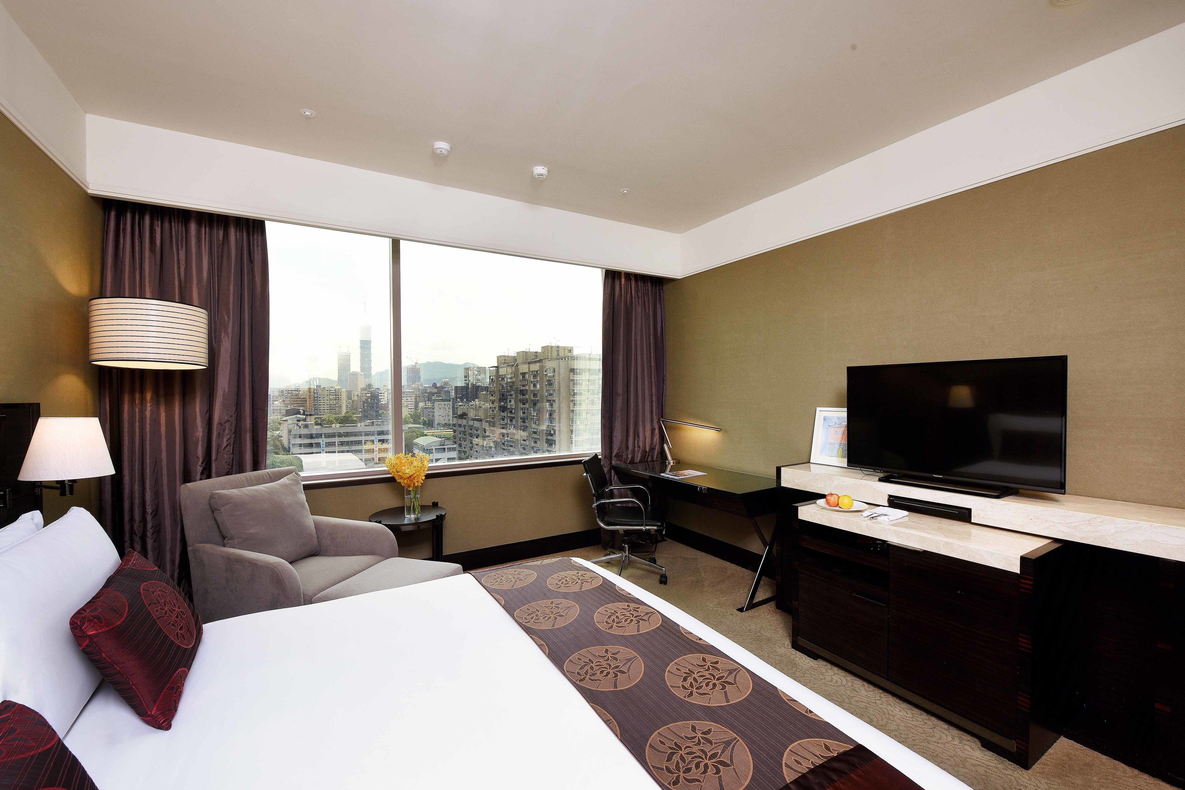 1 bedroom, premium bedding, in-room safe, desk