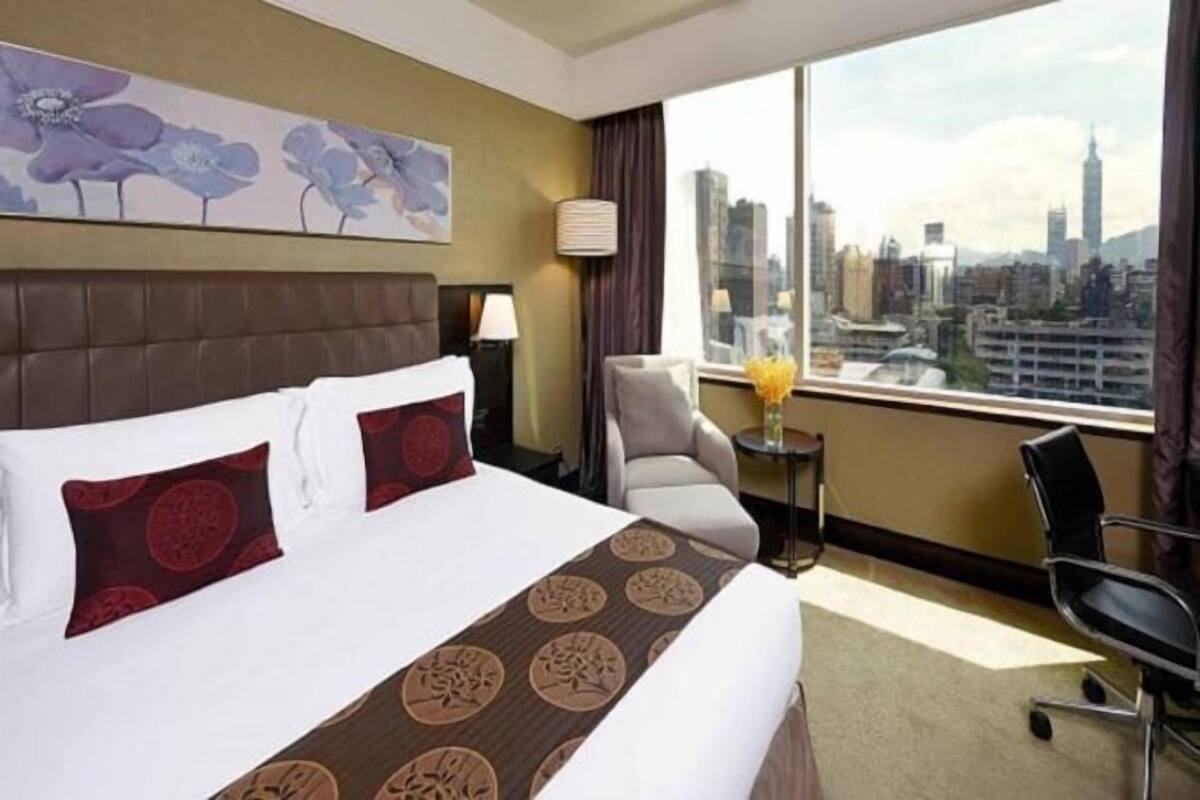 Premium bedding, in-room safe, desk, blackout curtains