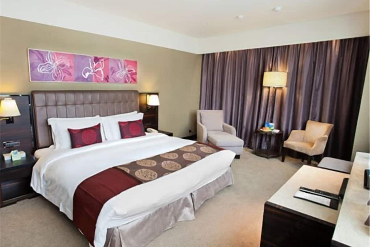 Premium bedding, in-room safe, desk, blackout curtains