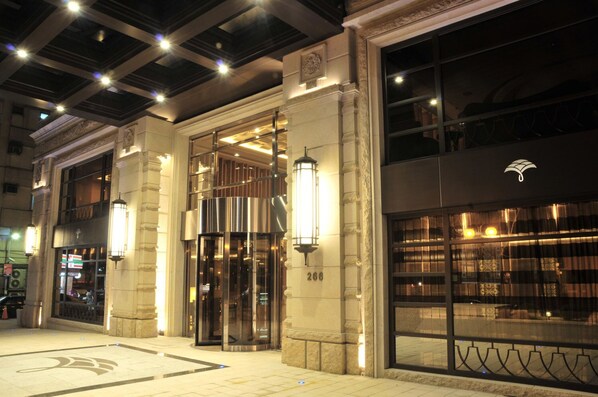 Fassade der Unterkunft – Abend/Nacht