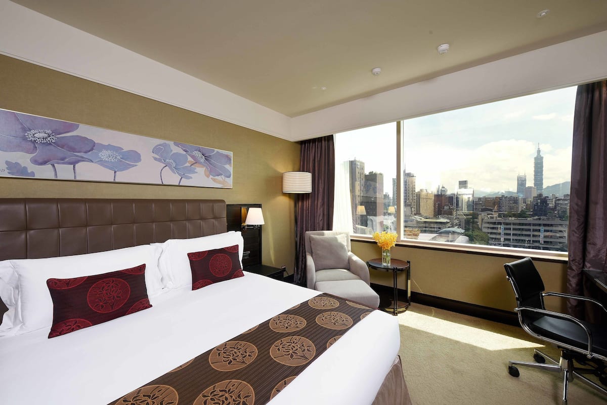 Premium bedding, in-room safe, desk, blackout curtains