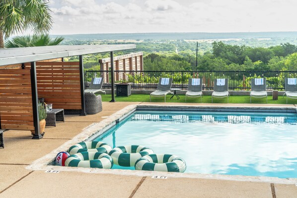 Piscine extérieure, chaises longues