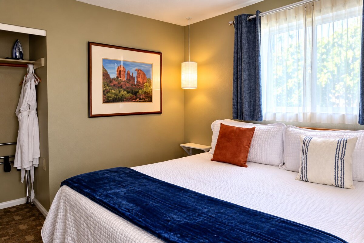 Deluxe Room, 1 King Bed | Laptop workspace, blackout drapes, WiFi (free), individually furnished