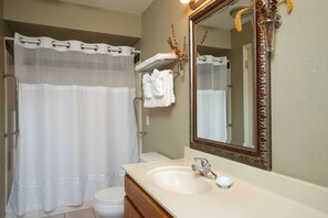 Chambre Deluxe, 1 grand lit | Salle de bain | Douche, articles de toilette (gratuits), séchoir à cheveux, peignoirs