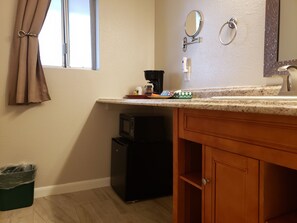 Regadera, amenidades de baño gratuitas, secadora de cabello, batas