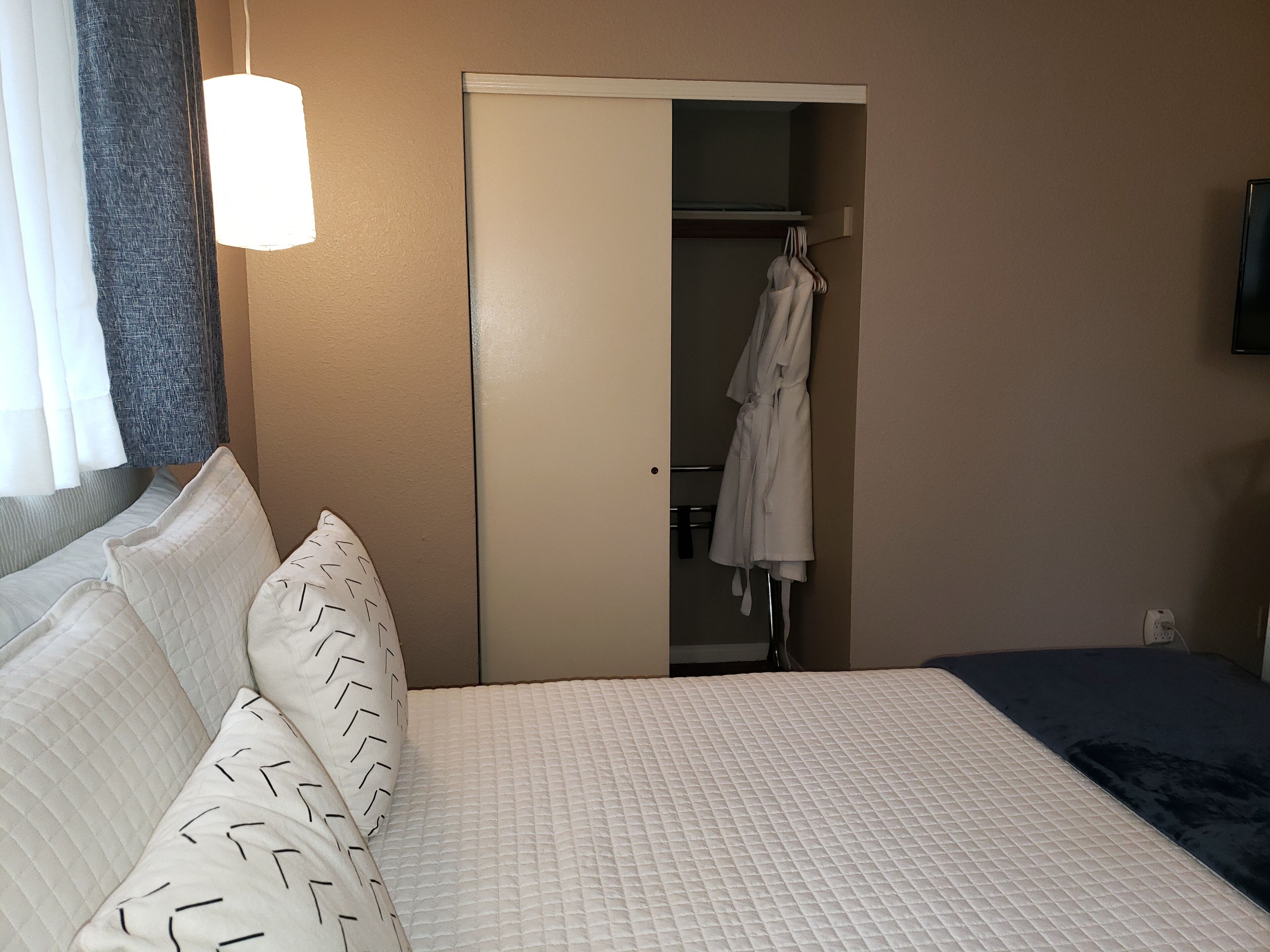Deluxe Room, 1 Queen Bed | Laptop workspace, blackout drapes, WiFi (free), individually furnished