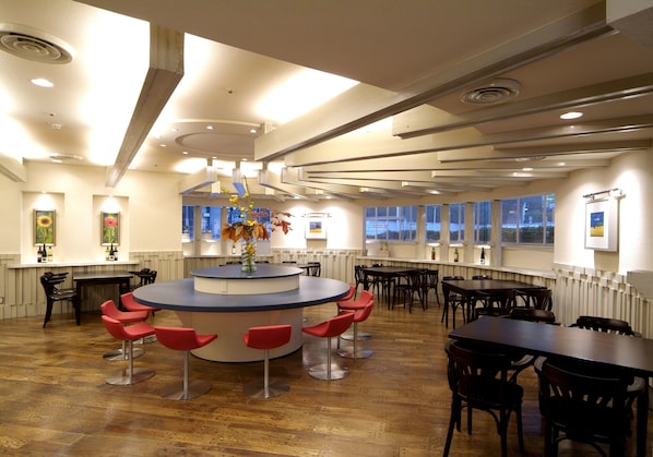 Daily buffet breakfast (JPY 1000 per person)