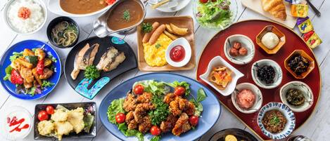 Variedad de platos que incluyen pollo frito, arroz y sopa.