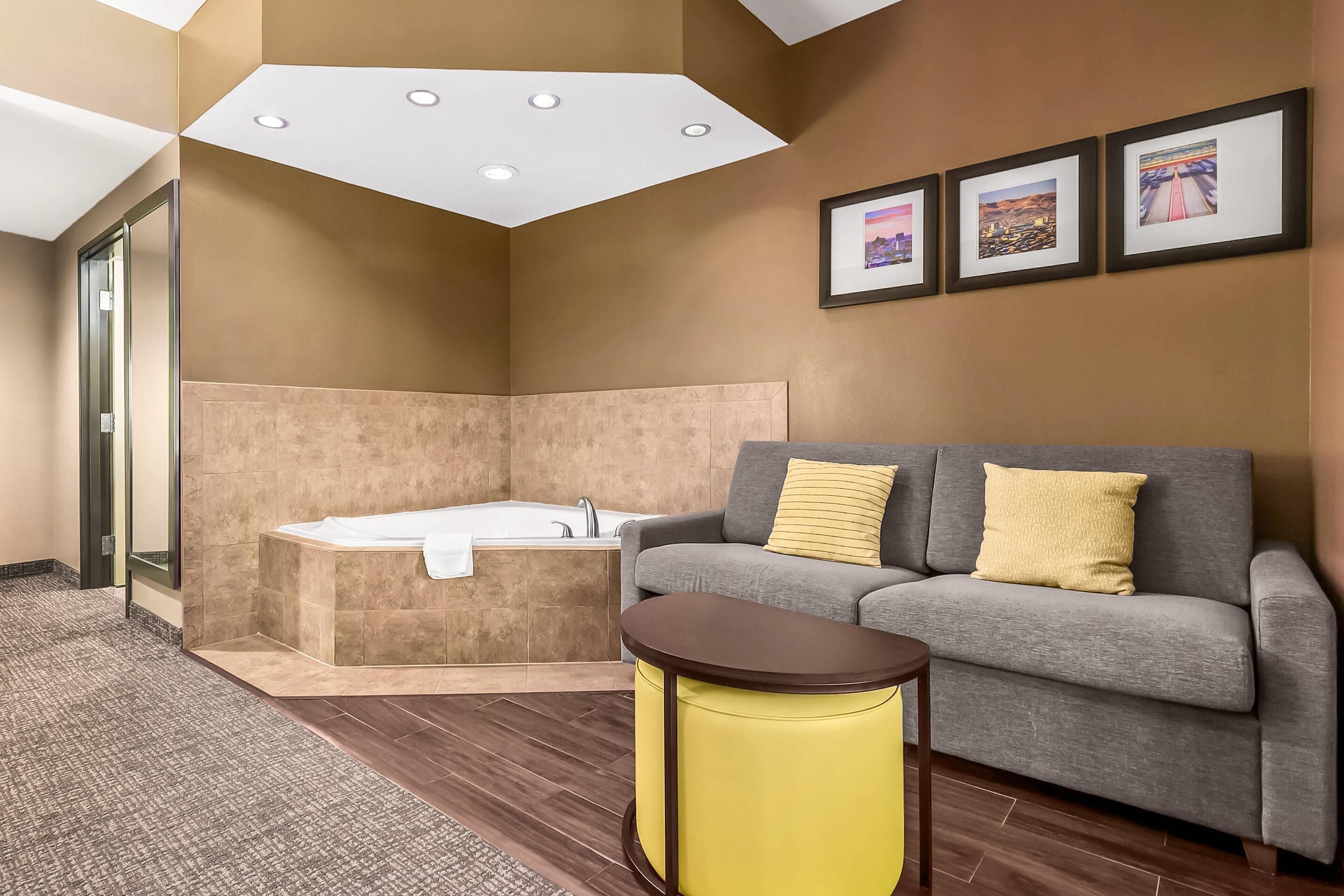 Suite, 1 llit de matrimoni gran, accessible, no fumadors | Escriptori, planxa i posts de planxar i bressols gratuïts 