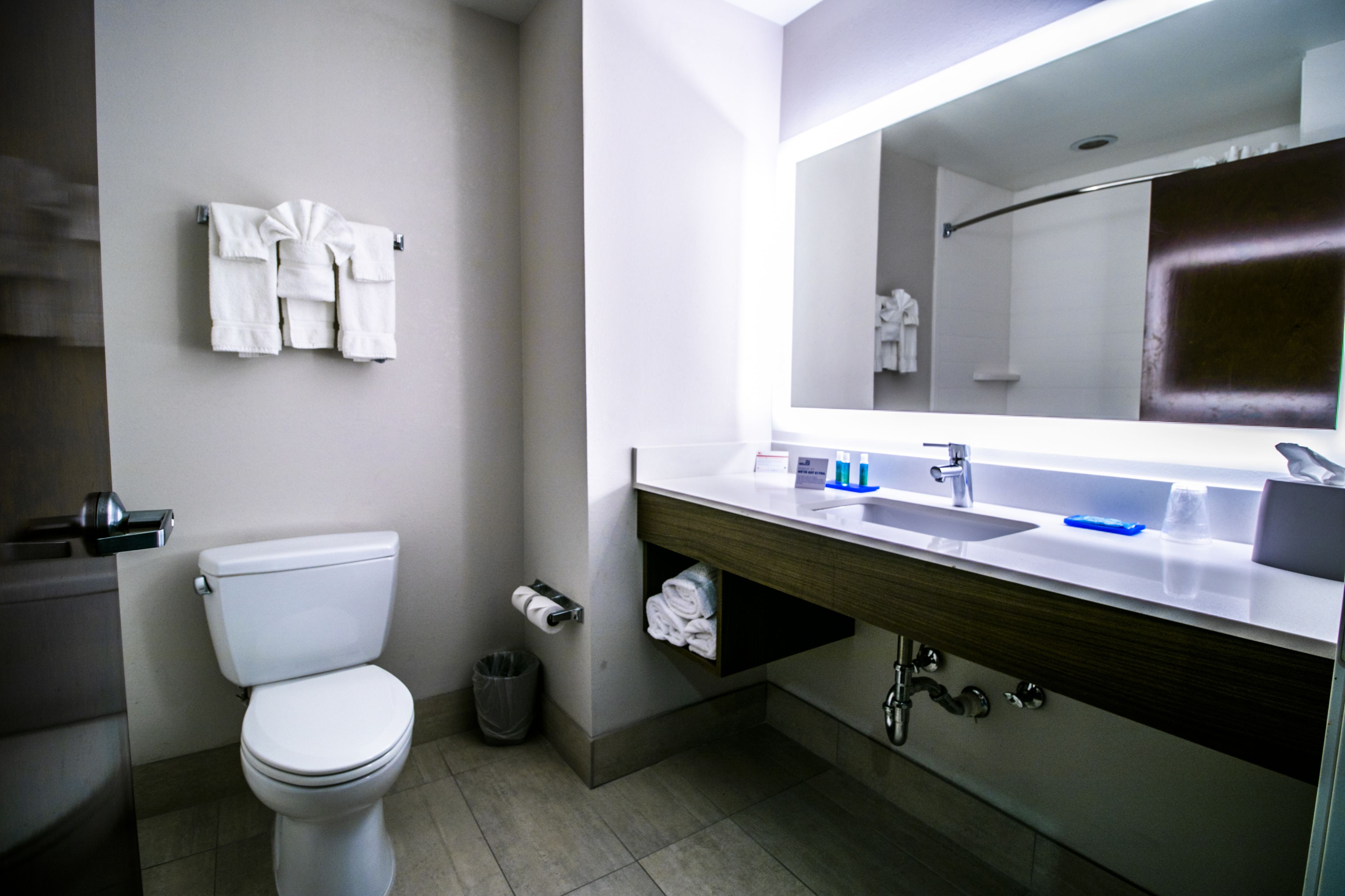 standard room | bathroom | combined shower/bathtub, hair dryer, towels