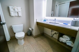 Bañera con ducha, secador de pelo, toallas